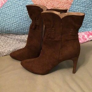 Scoops woman’s boot